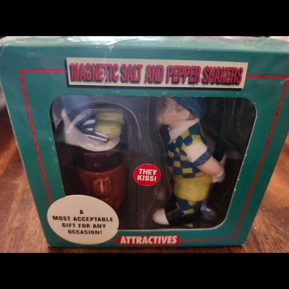 Golf Kiss salt and pepper shakers